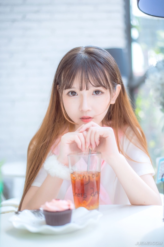 “这飞鸽传书就是方便，张任那边，恐怕还没有得到消息吧？”庞统将手中的书信放下，微笑着看向魏延。